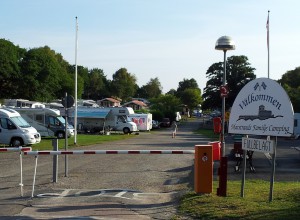 Einfahrt zum vollbelegten Campingplatz