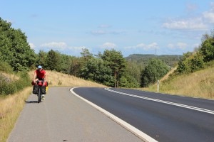 Auf dem Radweg neben der 168 bergauf, bergab...