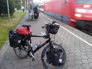 Bild von Rainers Rad mit einfahrendem Zug
